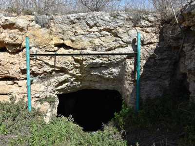 ...composto da un varco squadrato nella roccia, frutto di uno scavo dell�atrio effettuato nel maggio del 1994